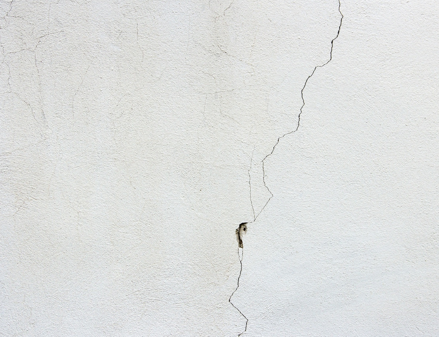 Pukotine u zidovima mogu se razvrstati prema uzroku i prema izgledu.