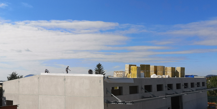 Trenutačno su u tijeku radovi postavljanja visokoprofiliranog krovnog lima na armiranu betonsku konstrukciju.